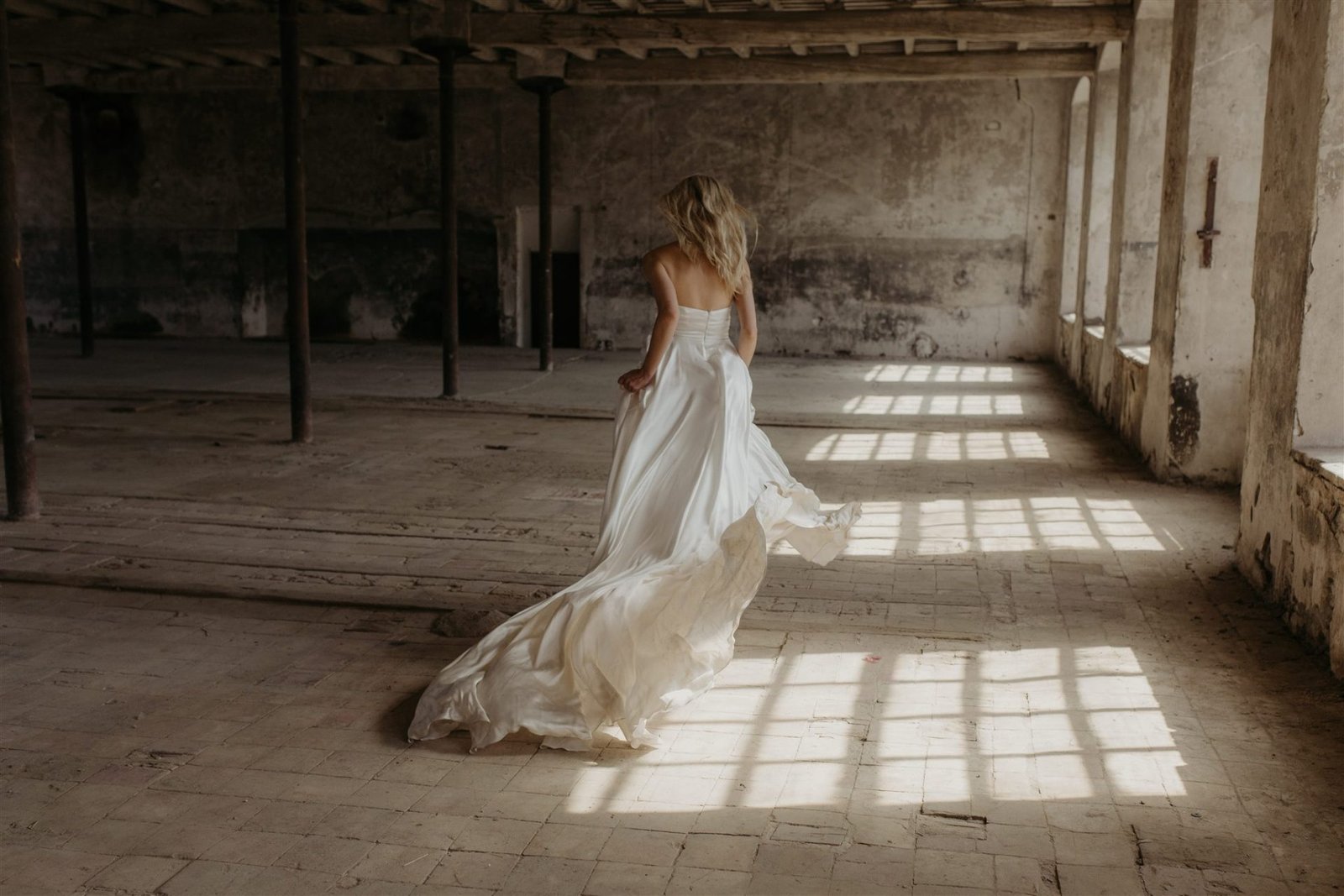 Vestidos de novia sencillos, vestidos de novia minimalistas, vestidos de novia bohemios, vestidos de novia románticos, vestidos de novia originales