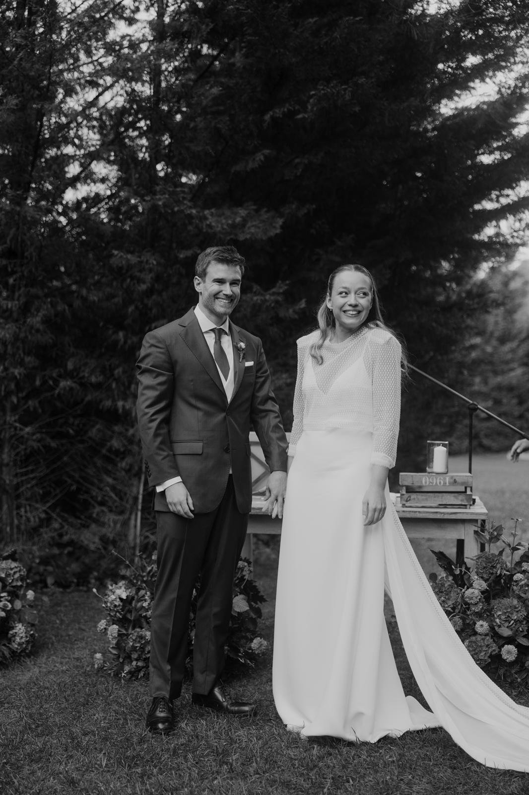 Aina con vestido de crep en entorno natural, Catalunya
