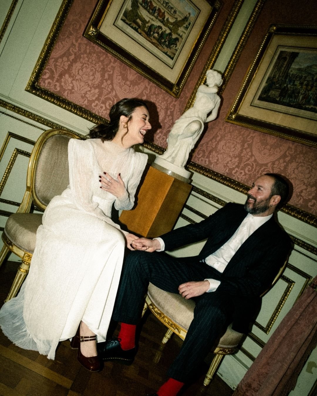 Ana riendo con su pareja en el salón de recepciones