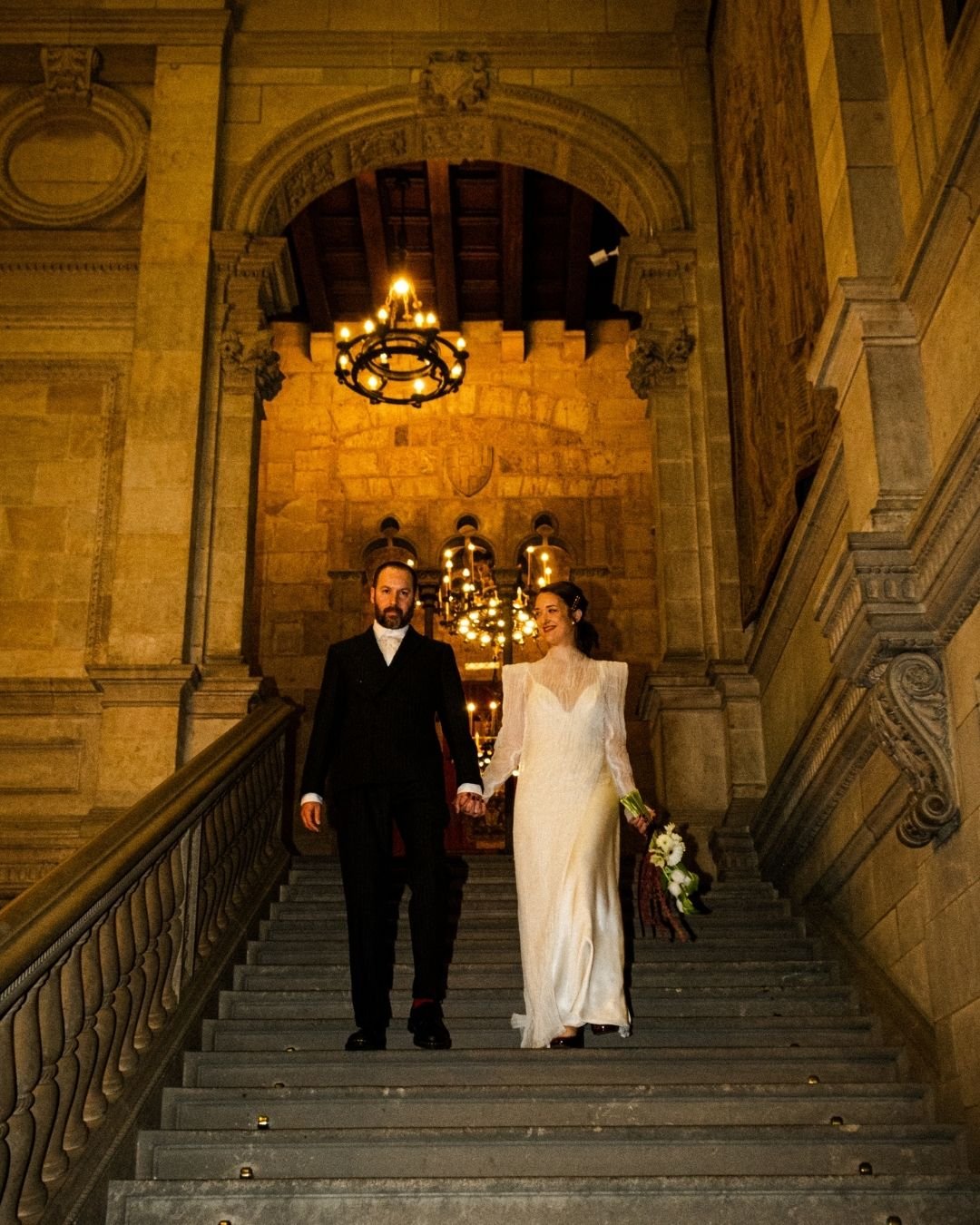 Ana y su pareja bajando la escalinata histórica de Barcelona por la noche
