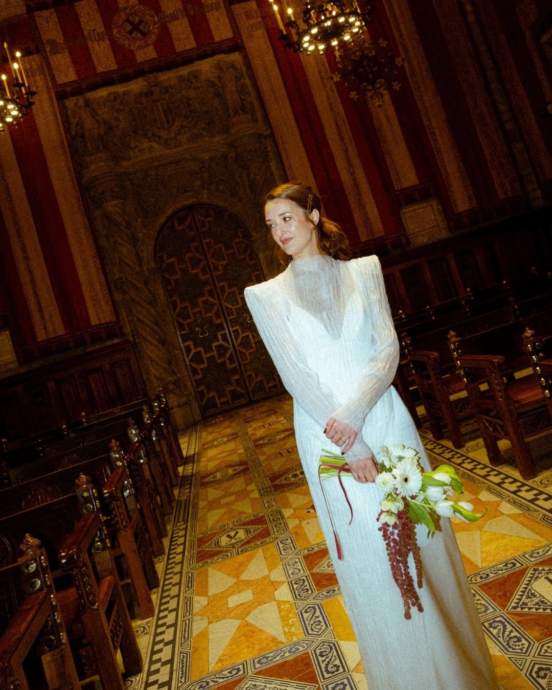 Ana en el Saló del Consell de Cent del Ayuntamiento de Barcelona — vestido Natural Bride