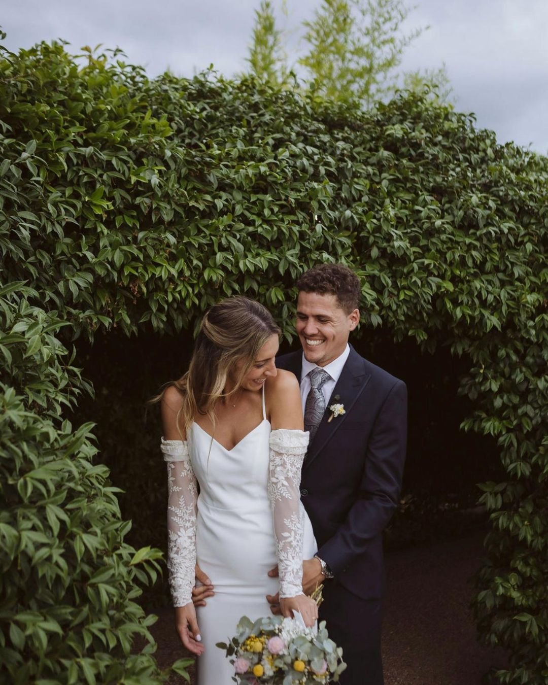 Anna, novia Natural Bride — detalle de los manguitos de tul bordado