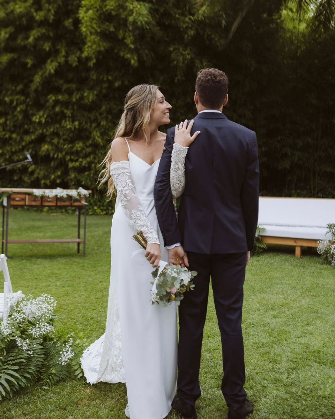 Anna en la ceremonia, jardín con decoración botánica