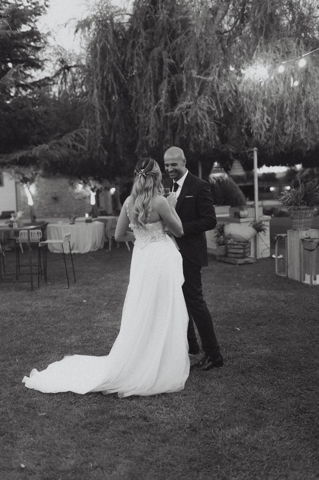 Claudia y su pareja bailando en el jardín de Mas Palau Blanes durante la fiesta, con la falda de tul del vestido