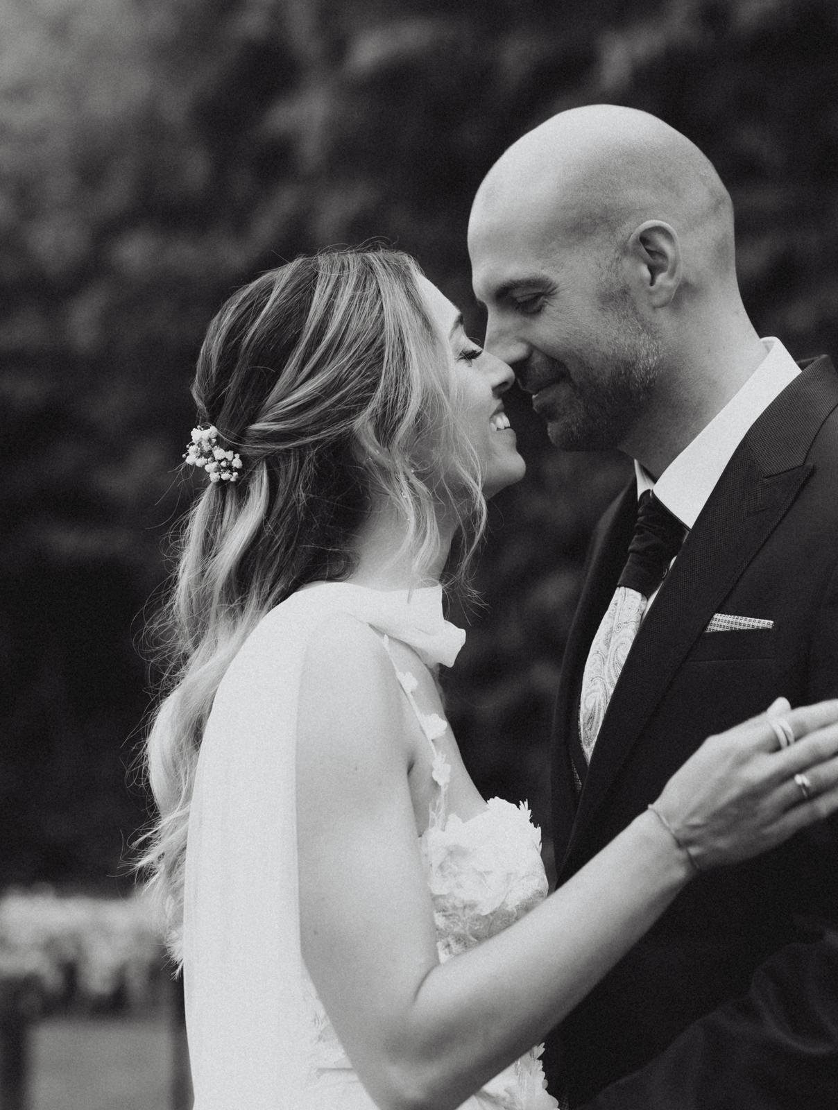 Primer plano de Claudia y su pareja, novia Natural Bride con corset floral