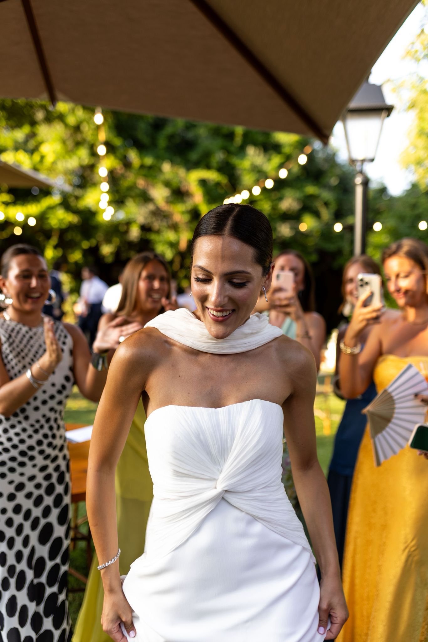 Eisel entre sus invitadas en la fiesta de Mas Marroch, vestido de bambula de seda plisada con efecto nudo