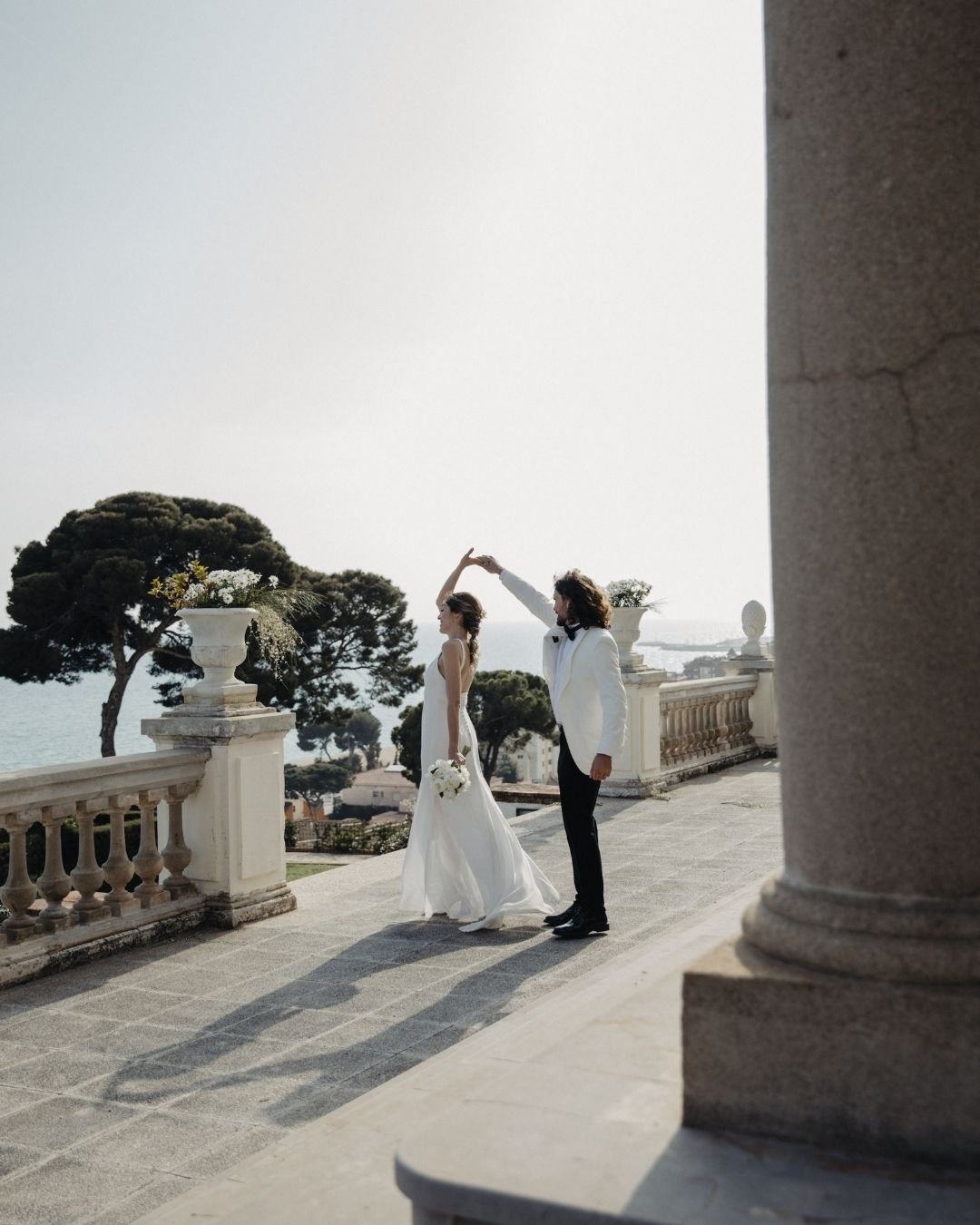 Espalda descubierta del vestido de crepé con tirantes de gasa drapeada y godets de gasa, Gemma novia Natural Bride