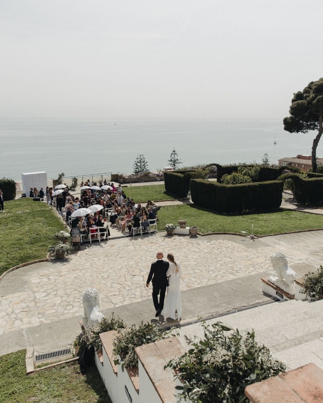 Ceremonia de boda vegana frente al mar en los jardines de Santa Romana, costa del Maresme