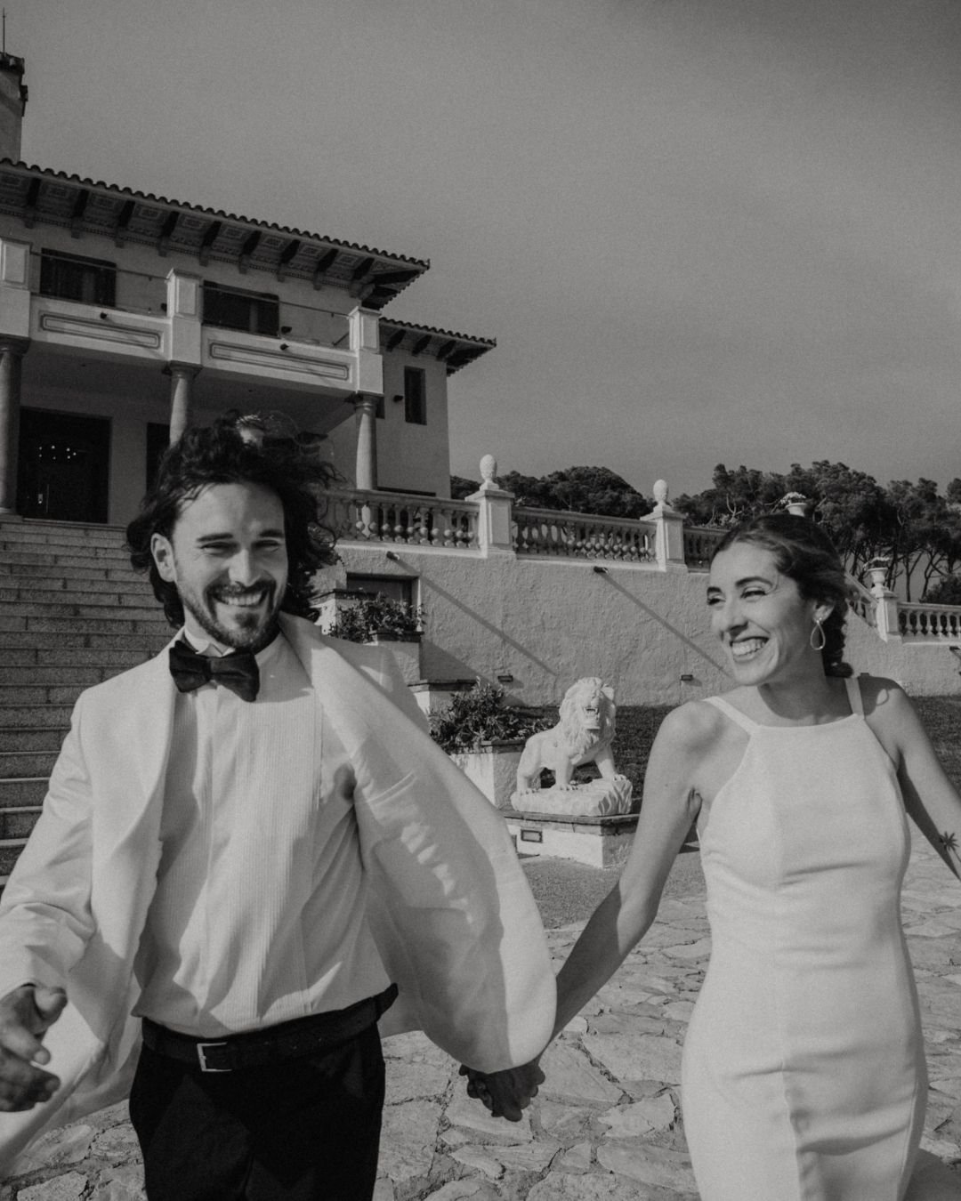 Gemma y su pareja sonriendo, vestido de novia de crepé con cuello halter y tirantes de gasa, Santa Romana