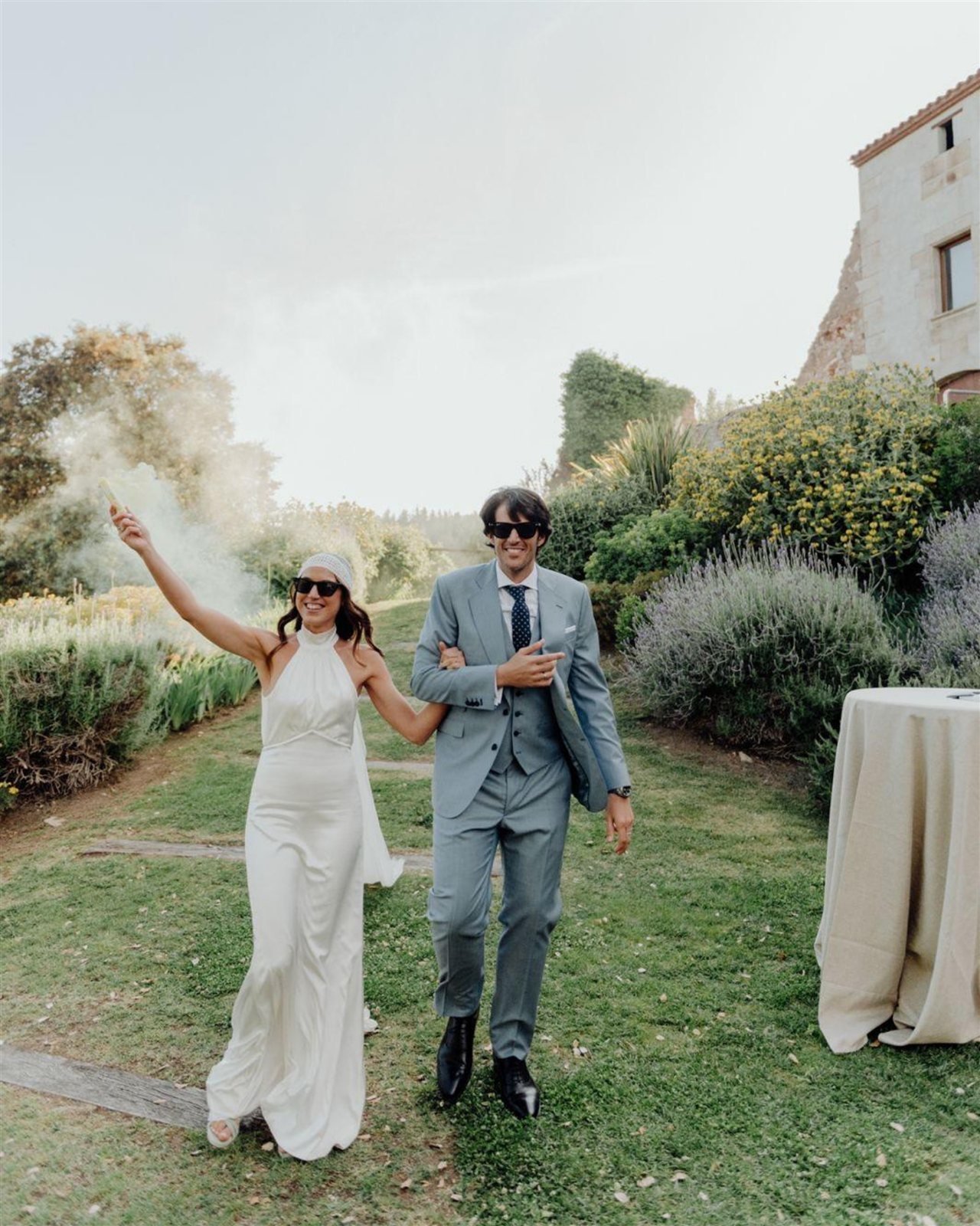 Gemma con el vestido de satén de seda sin las mangas durante la fiesta en los jardines del Monestir de Sant Salvi