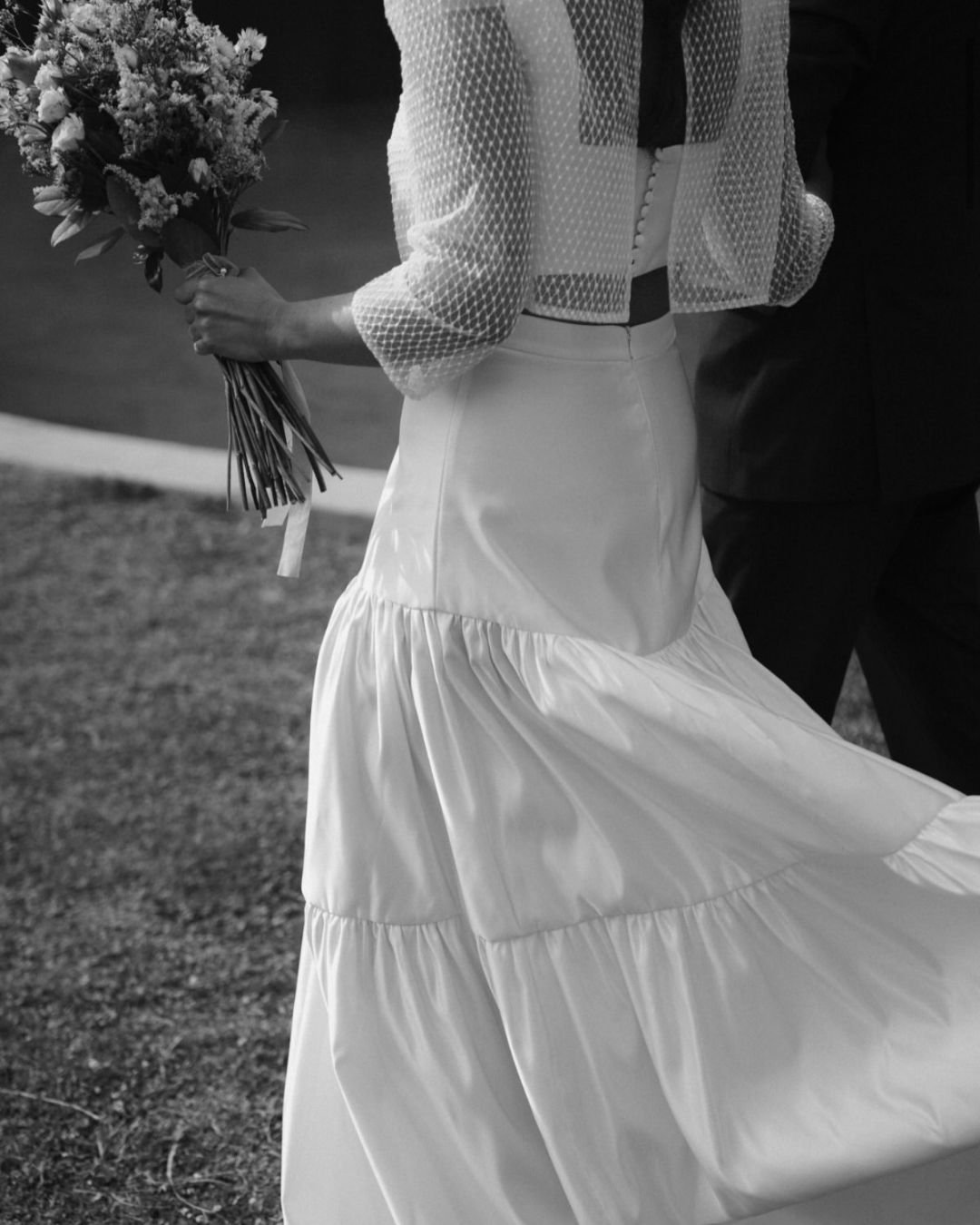 Detalle de la falda de volantes de mikado de seda del look de novia de Laura