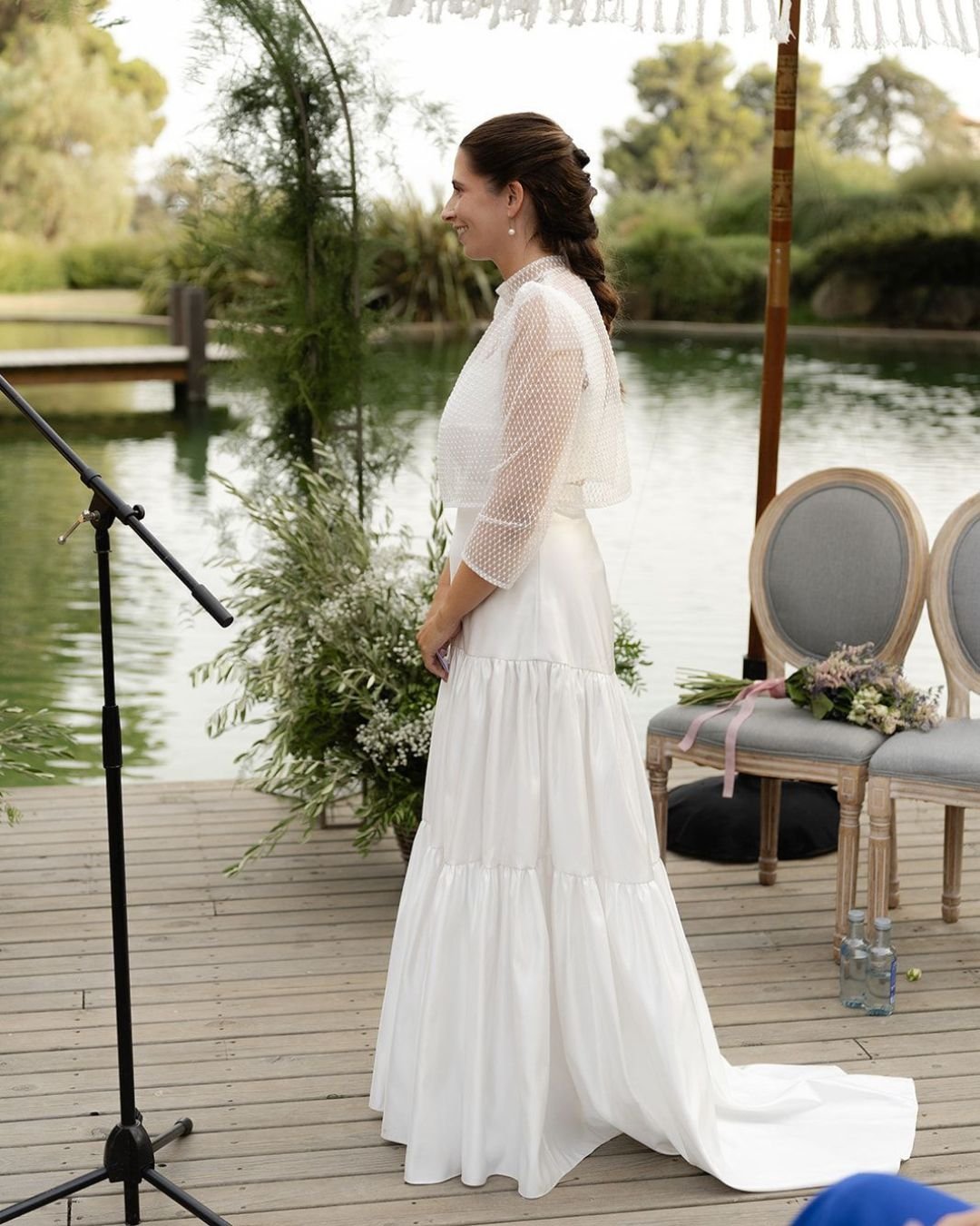 Ceremonia junto al lago con embarcadero de madera en La Finka 4.1, Laura con mikado de seda y chaqueta de tul bordado