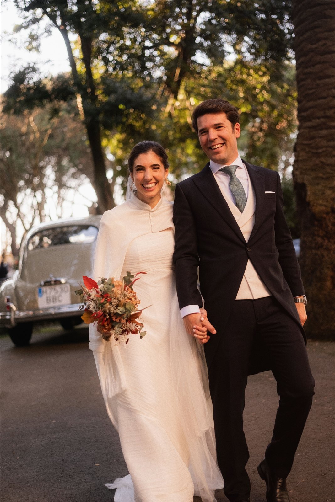 María y Carlos sonriendo el día de su boda de invierno en el País Vasco