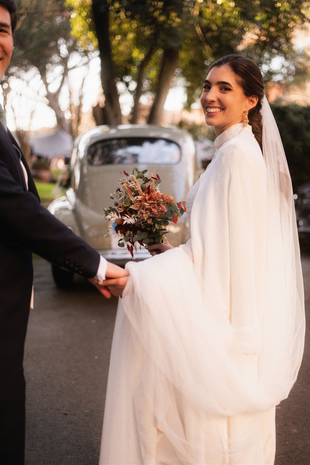 María con velo y la capa de terciopelo de seda sobre el vestido, boda de invierno en el País Vasco
