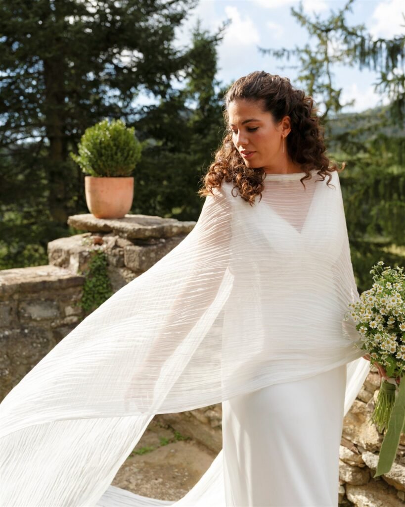 Marina con el vestido de gasa de seda y el foulard de gasa plisada al viento, en la Masia El Collell