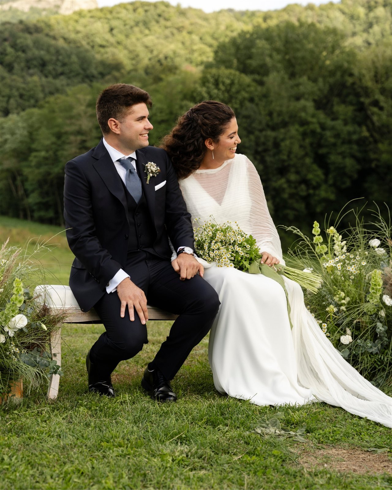 Marina y su pareja sentados en los prados de la Masia El Collell, vestido de gasa de seda