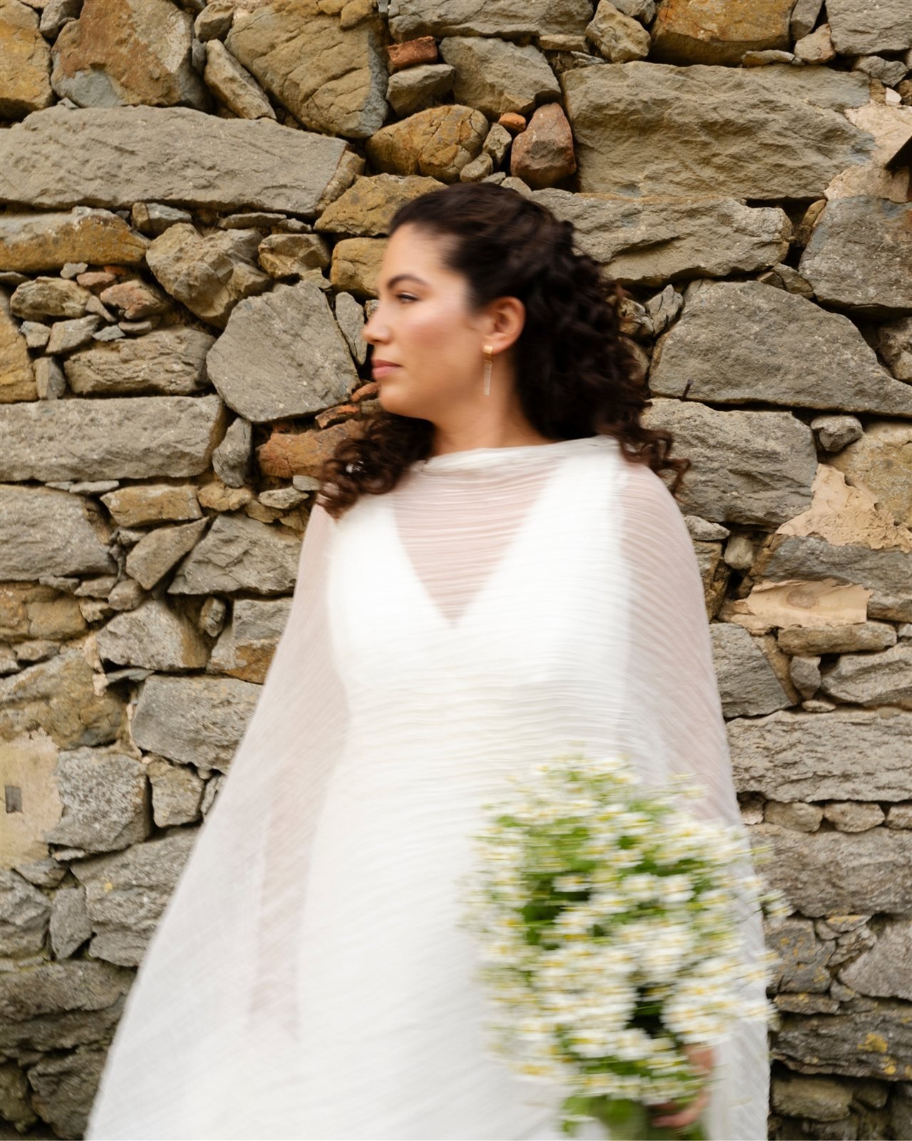 Vestido de gasa de seda con trabajo drapeado y foulard de gasa plisada, Marina, Masia El Collell