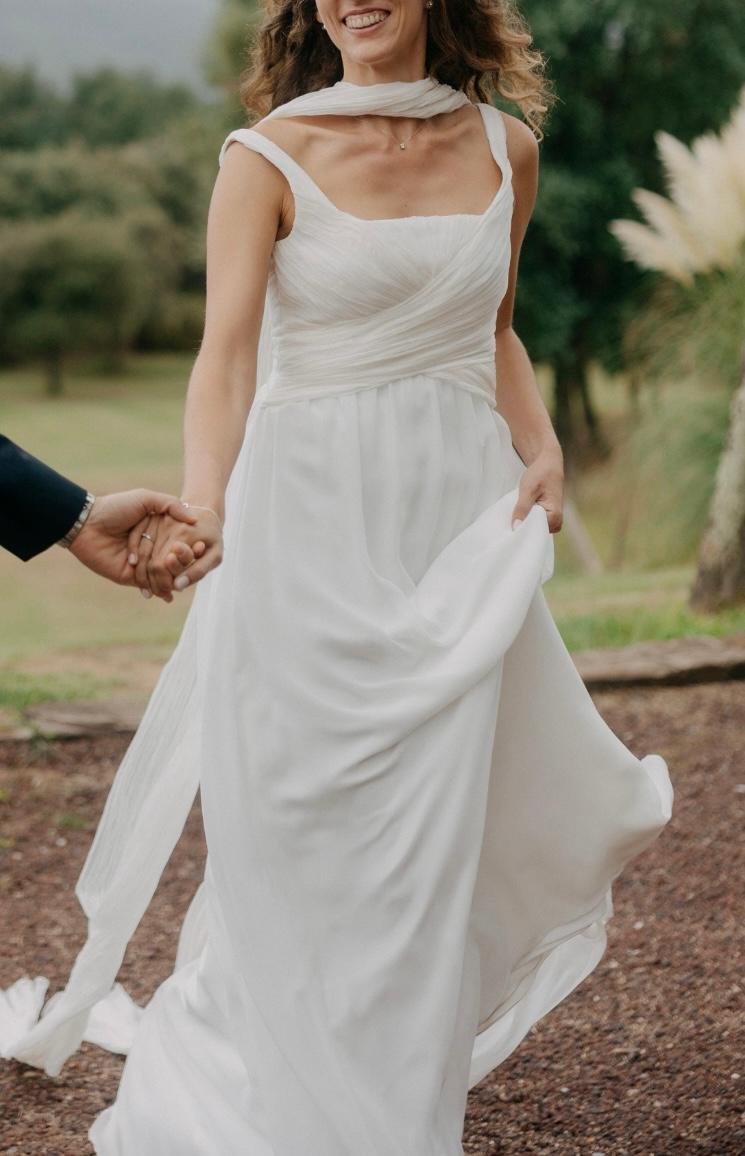 Mireia con el vestido de gasa de seda de cuerpo drapeado y escote cuadrado, en un entorno natural