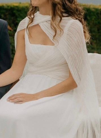 Detalle del cuerpo drapeado de gasa de seda y el cuello de la capa de gasa plisada del vestido de Mireia