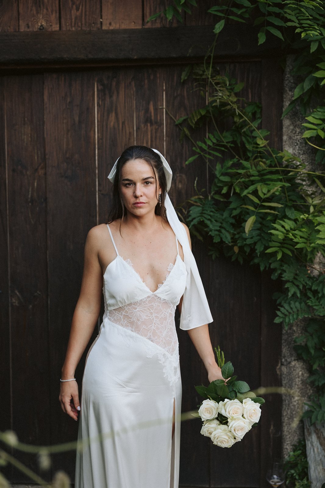 Nina con el vestido de novia de estética lencera en satén de seda y panel de chantilly francés, en Galicia
