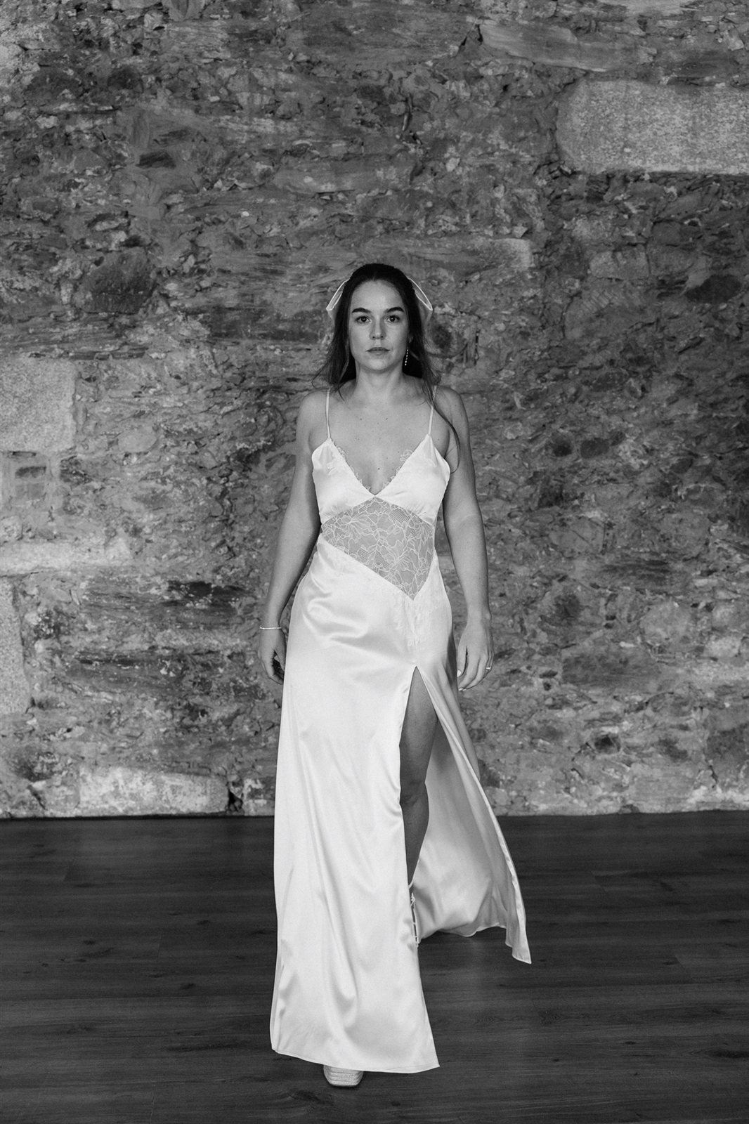 Vestido de novia tipo combinación de satén de seda con abertura frontal y panel de chantilly francés, Nina