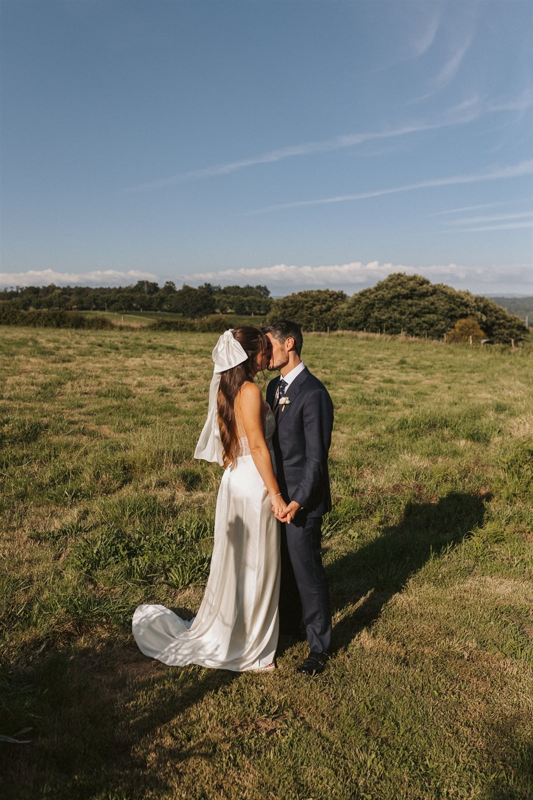 Nina e Iago en un prado verde el día de su boda en Galicia